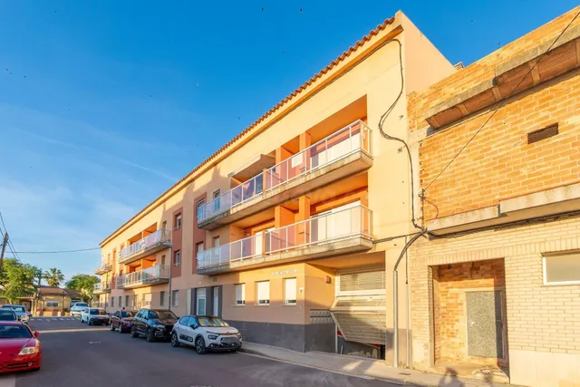Piso en planta baja de 2 habitaciones, terraza, parking y tr