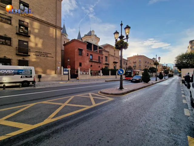 ¡Local en Acera del Darro frente al Corte Inglés! — 26
