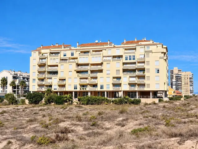 Primera línea en El Perellonet: 127 m2, terraza y tres piscinas — 19