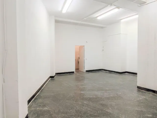 Amplio Local Comercial en Sant Antoni, Barcelona - Oportunidad de alquiler Único — 23