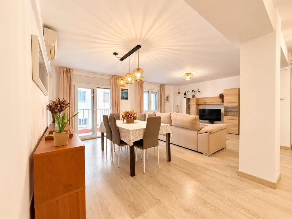 Piso de 150 m2 construidos con 5 habitaciones y parking – Tarragona