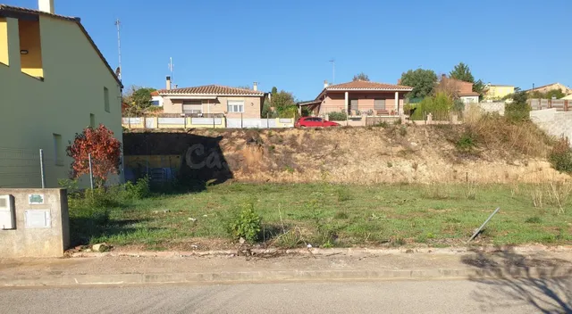 Parcela edificable de 424 m2 en la urbanización Les Roques, 