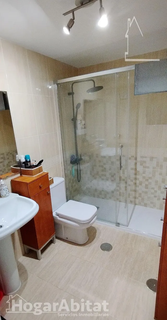Amplio, moderno y reformado en residencial con terraza, piscina y garaje, todo amueblado — 35