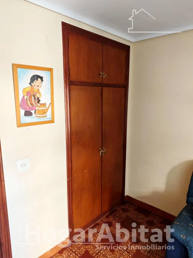 Semireformado, luminoso y esquinero con balcón, cerca del centro — 19