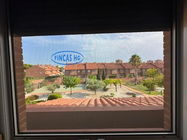 Bungalow de 260 m2 con jardín, buhardilla y garaje en urbanización con piscina en Ciudad Jardín, Alicante — 42