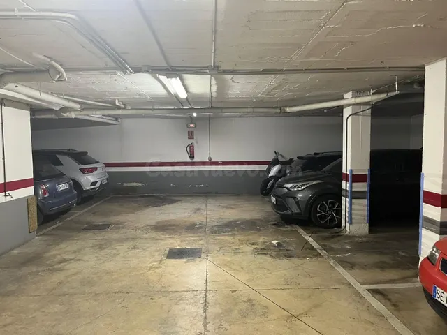 SE ALQUILA GARAJE PARA COCHE PEQUEÑO Y TRASTERO - foto 2