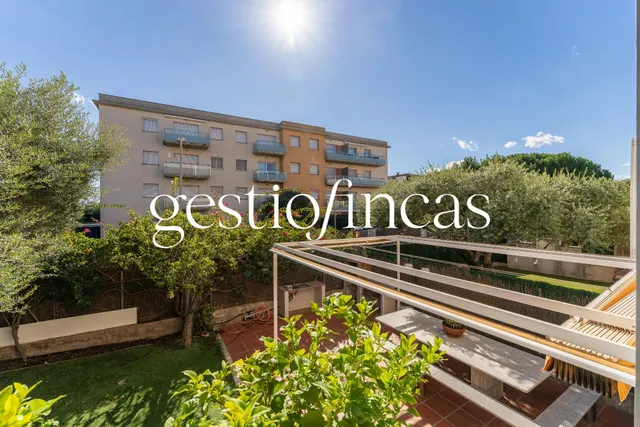 Espectacular bajo con gran jardín privado, piscina y parking a 5 minutos del mar — 25