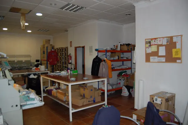 Local acondicionado, de 110 m2, tiene cuatro estancias, tienda, taller, despacho y aseo con ducha. — 6
