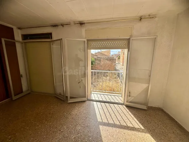 Casa con garaje y piso para entrar a vivir - foto 3