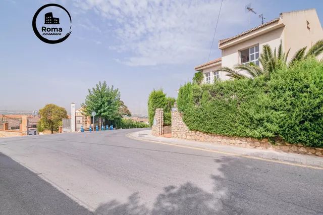 Chalet independiente en esquina en una zona muy buena de Hué - foto 4