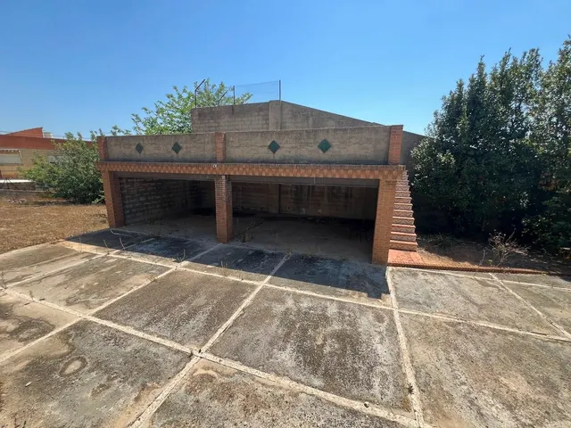 Terreno urbano en Torrent con edificación y frontenis. — 3