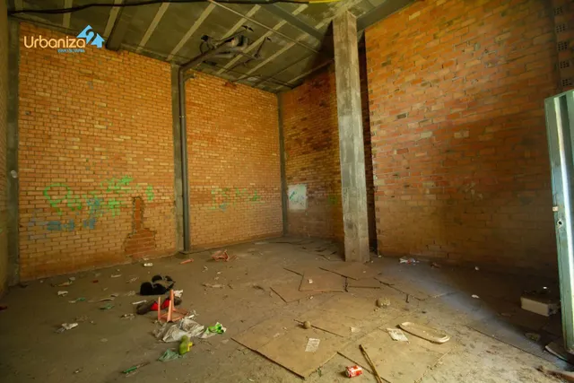 SE VENDE LOCAL  COMERCIAL EN BRUTO EN CARRETERA DE SEVILLA JUNTO A LA GASOLINERA — 4