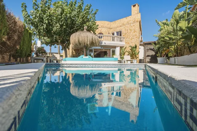 ESPECTACULAR VILLA CON PISCINA, 6 DORMITORIOS EN SUITE Y VIS