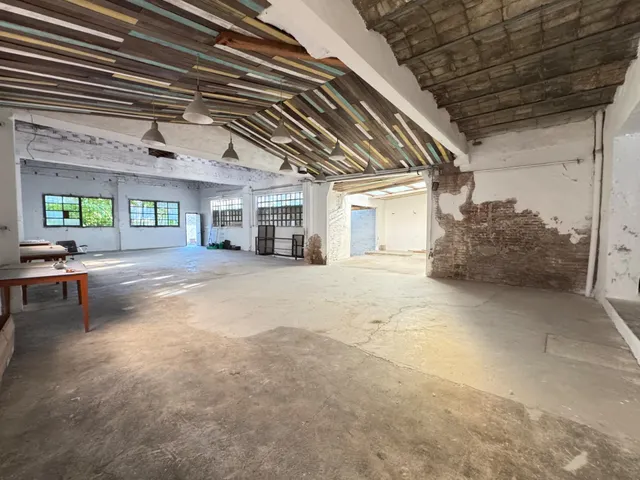 Nave en zona urbana con 264 m2 y con jardín de 114 m2 orientado al sur, garaje y gran potencial como estudio profesional. — 38