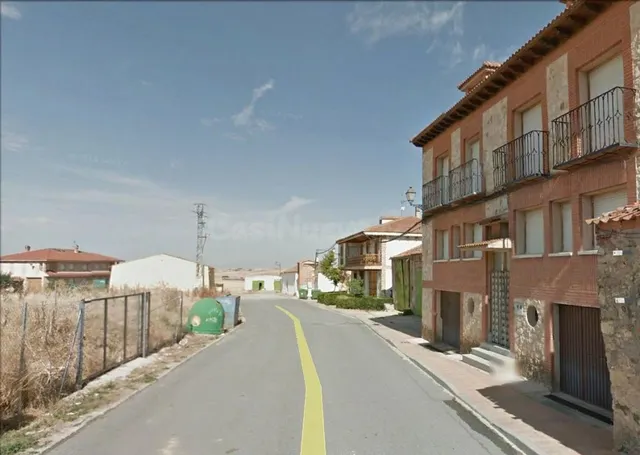 SOLAR URBANO EN EL PUEBLO