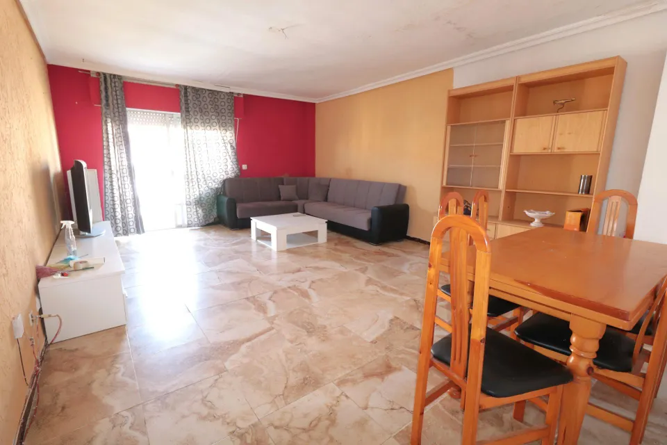 AMPLIO APARTAMENTO JUNTO A LA PLAYA