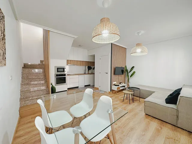 Casa adosada reformada y espaciosa de tres plantas (86 m2) con 3 dormitorios, 2 baños y 1 aseo. Terraza frente, piscina comunitaria, cerca del La Zenia Boulevard y a tan solo 650 m de Playa Flamenca — 8