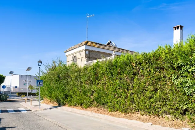Chalet y parcela segregable en Palomares del Río — 58