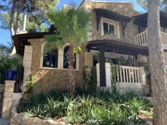 Villa de estilo mallorquín con amplio jardín de pinos en Cala Vinyes — 30