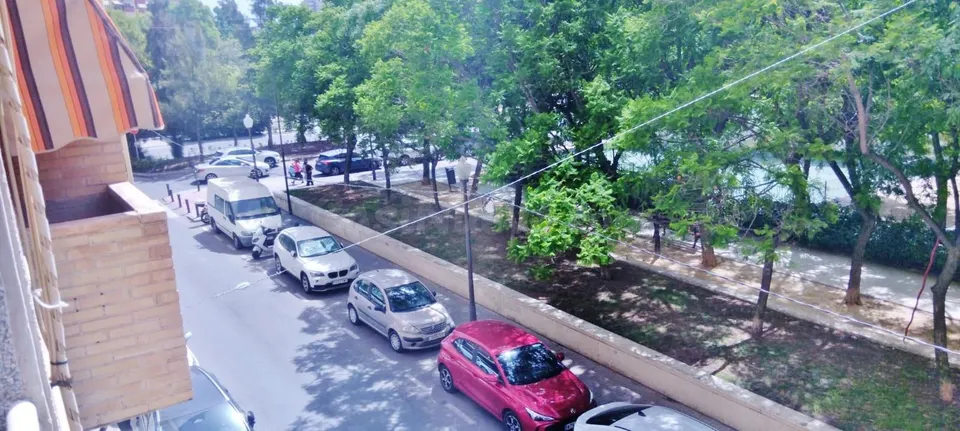 Luminoso piso con terraza de 8 m2 en Plaza La Viña