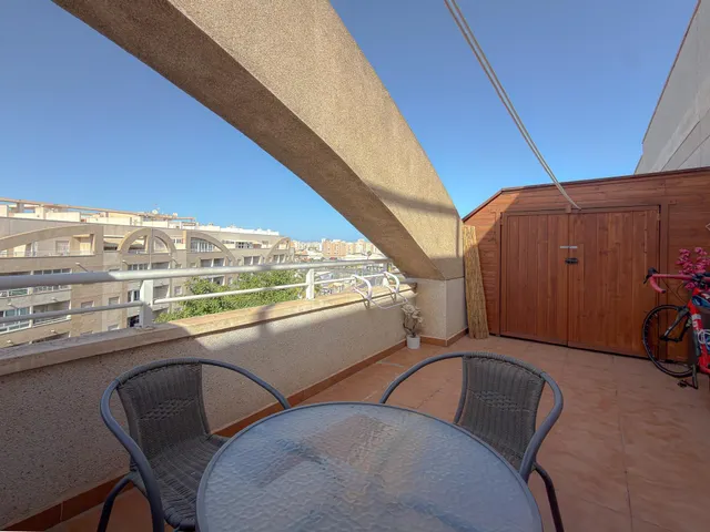 Centro! Interesante ático semireformado, con gran terraza e increíbles vistas panorámicas + 2 piscinas comunitarias — 27