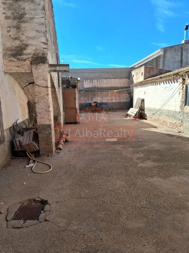 SE VENDE CASA CON PATIO EN LOS ANGUIJES. — 29