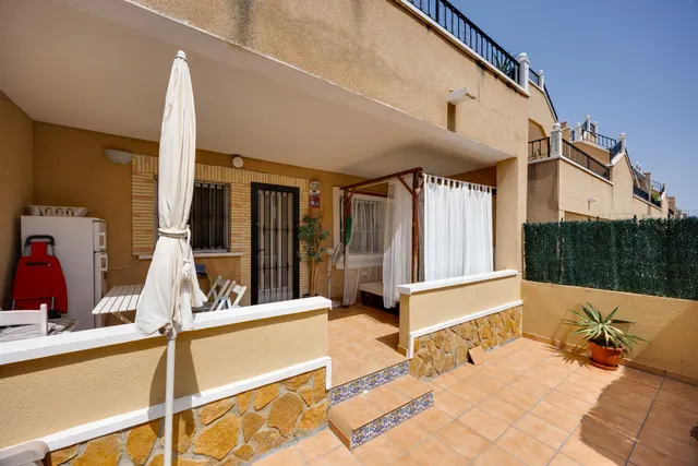 Bungalow de dos dormitorios y piscina comunitaria en Orihuela Costa — 30