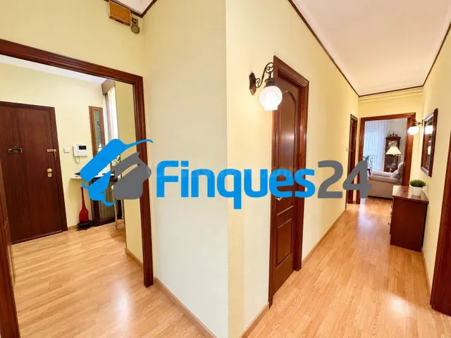 Amplio piso de 4 habitaciones en el centro de Manresa - foto 4
