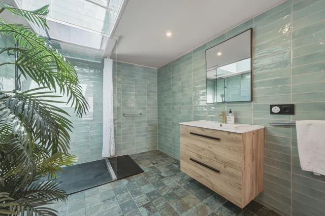 ESPECTACULAR VILLA CON PISCINA, 6 DORMITORIOS EN SUITE Y VISTAS AL MAR EN SA TORRE — 19