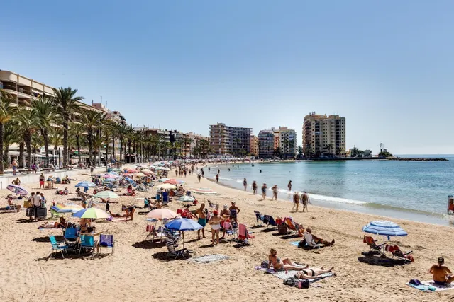Apartamento céntrico, luminoso, y elegantemente reformado (1.ª planta). Balcón con orientación este, piscina comunitaria y a solo 800 m de Playa del Cura. — 44