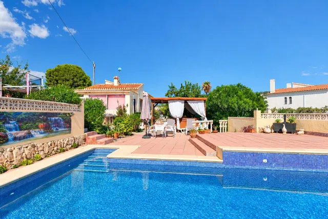 Descubre esta impresionante villa reformada ubicada cerca de - foto 2