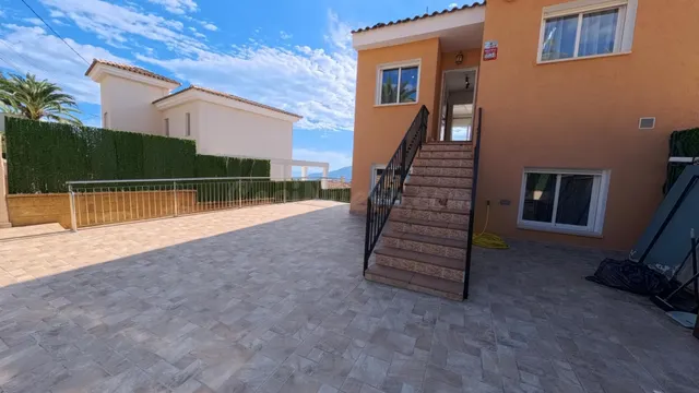 Adosado de esquina con 3 dormitiorios, piscina propia y vist - foto 2