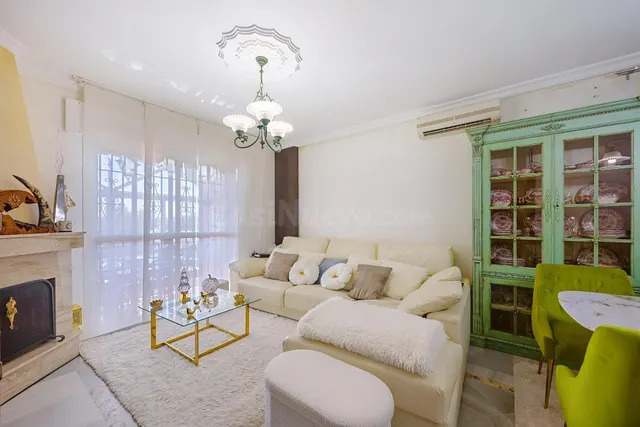 Gran casa unifamiliar con piscina privada, 4 dormitorios y semisótano. — 2