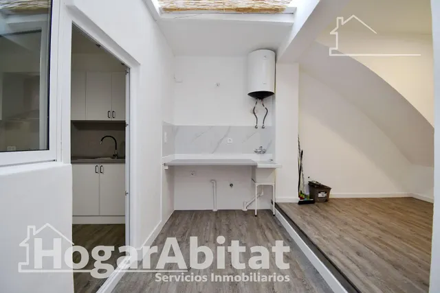AMPLIA Y BONITA CASA REFORMADA CON 2 TERRAZAS — 44