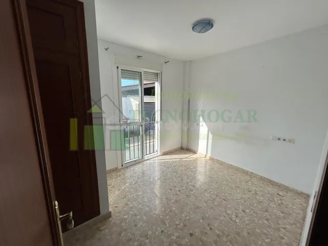 Casa adosada en venta en El Coronil – Amplia vivienda de 3 p - foto 2
