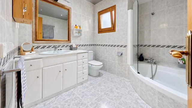Ático dúplex de 5 dormitorios en el corazón de Valls con garaje privado y piscina — 28