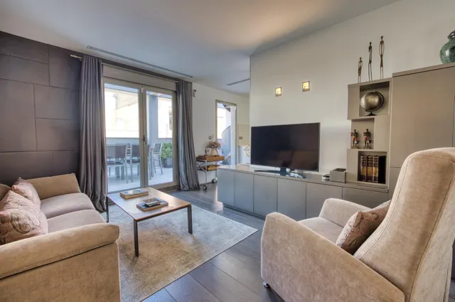Ático con gran terraza y solárium privado en el corazón de Alicante — 12