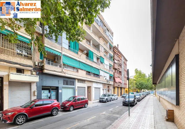 En Venta Piso de 4 dormitorios con ascensor, ideal para reformar a tu gusto. — 2