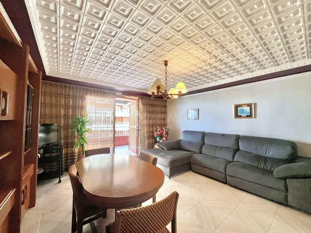Amplio apartamento (aprox. 90 m2 - 2.ª planta) en primera línea de Playa del Acequión. Gran balcón con vistas al mar (suroeste), piscina comunitaria, cerca del centro, y directamente en la playa. — 5