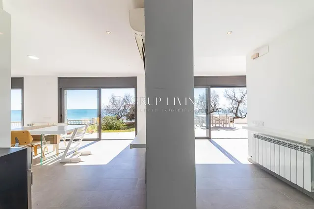 CASA EN PRIMERA LINEA DE MAR — 40
