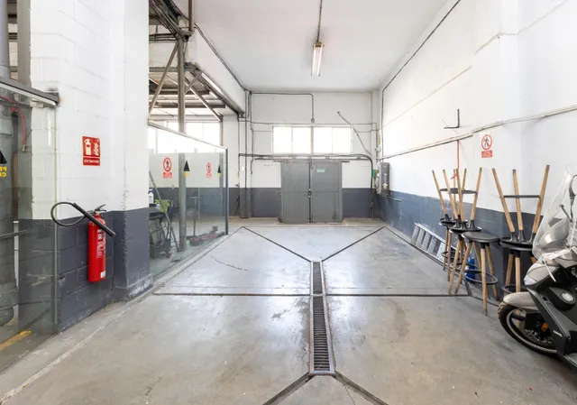 NAVE EN INMEJORABLE SITUACIÓN HABILITADA PARA TALLER — 9
