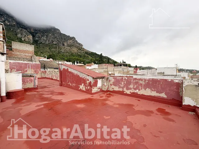 AMPLIA CASA PARA REFORMAR CON GARAJE Y TERRAZA EN EL CENTRO — 48