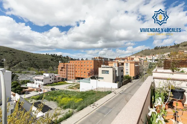 Adosada en el nuevo acceso a la Alhambra — 32