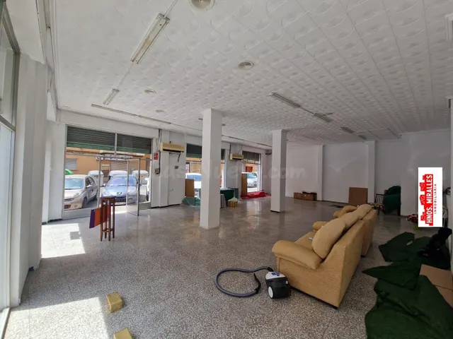 ¡¡ INTERESANTE LOCAL COMERCIAL DE ESQUINA CON CINCO ESCAPARA - foto 4