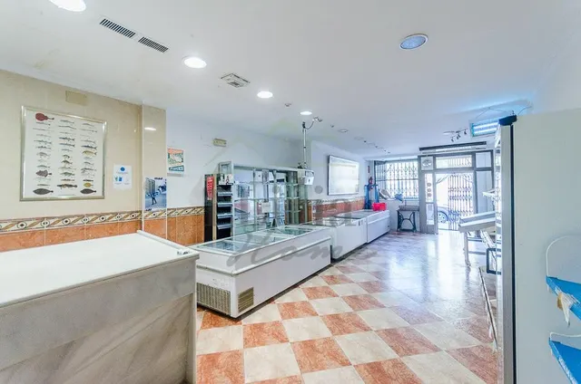 Ref. 04383.- Local comercial en venta con excelente ubicació - foto 2