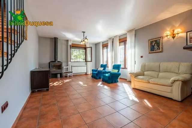 CHALET dividido en dos viviendas con piscina y zona ajardinadas. — 26