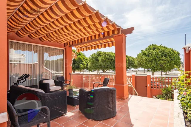 Amplia vivienda pareada junto al mar en Los Álamos