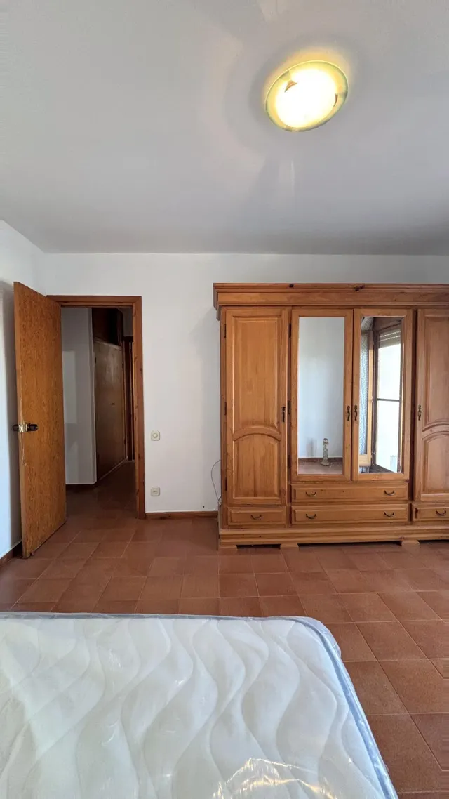 Piso de 4 habitaciones con garaje privado, dos balcones y vistas despejadas en el centro de Deltebre — 31