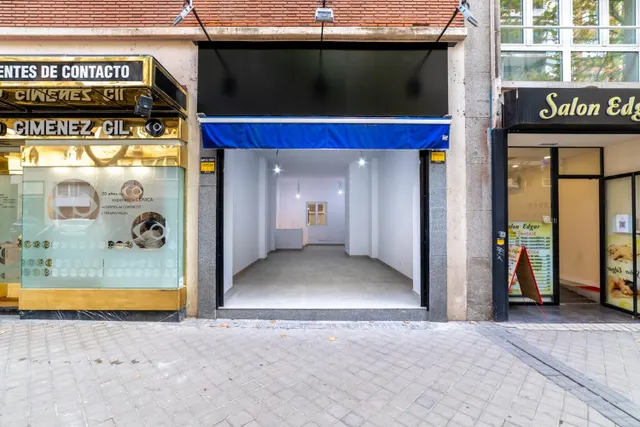 LOCAL COMERCIAL REFORMADO EN CALLE EDGAR NEVILLE — 17