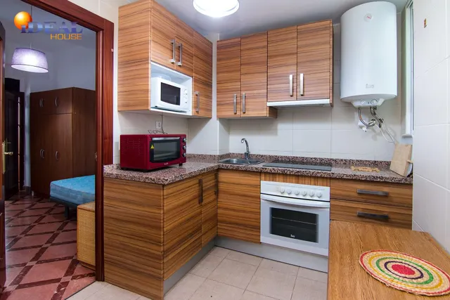 Por debajo de la Plaza Trinidad, a un paso de Facultad de Traductores, Derecho, Escuela de Arte y Oficios. Actualmente 6 estancias(incluido el salón). un cuarto de baño, un aseo, cocina. Techos Alto — 8